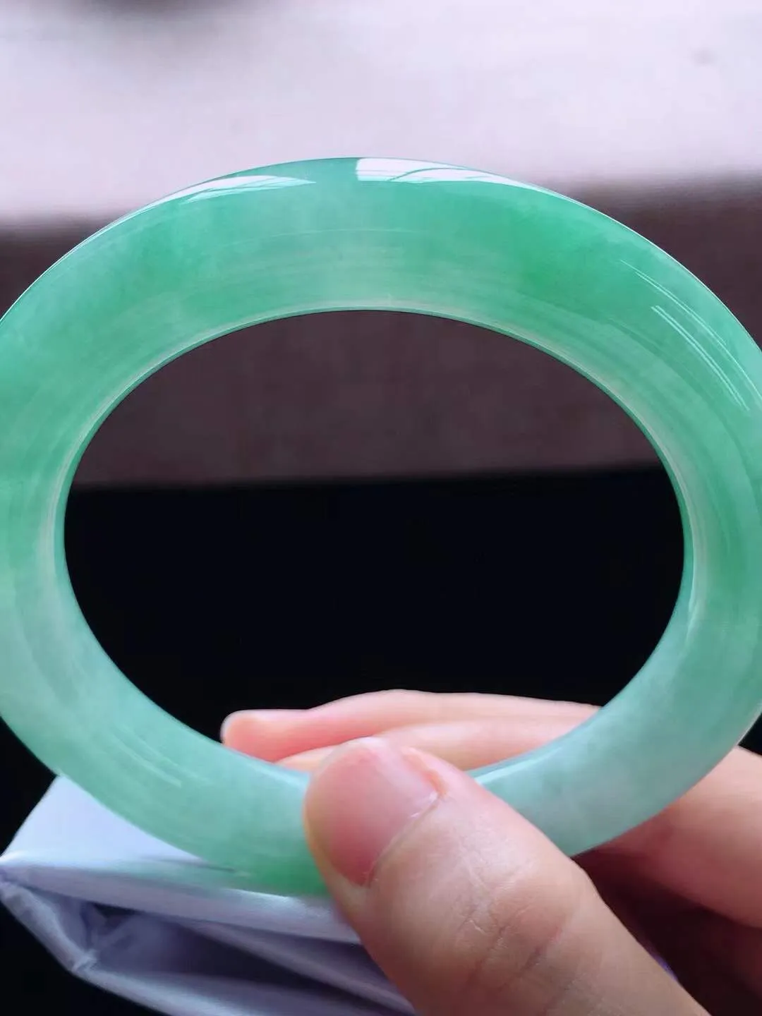 【翡翠名称】老种冰飘绿57.3圈口圆条翡翠手镯
【翡翠尺寸】57.3*11.2*11.2mm适合57