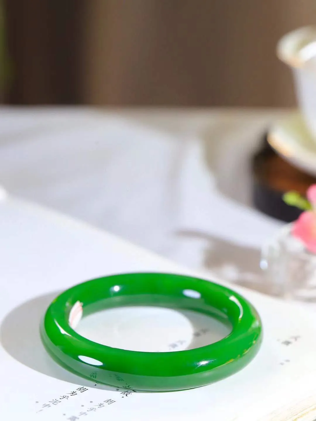 【悠悠芳华.镯】

典藏级臻品和田玉碧玉微猫眼手镯 玉质温润 青葱岁月，尽收腕中，婉转流畅，凝岁