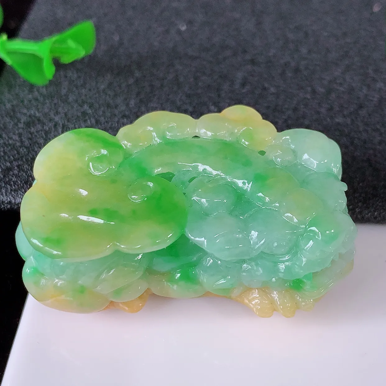 自然光实拍，特色冰润黄加绿翡翠招财貔貅吊坠，民间有“一摸 貔貅运程旺盛，再摸貔貅财运滚滚，三摸貔貅平步青云 ”的美好祝愿。#97.20