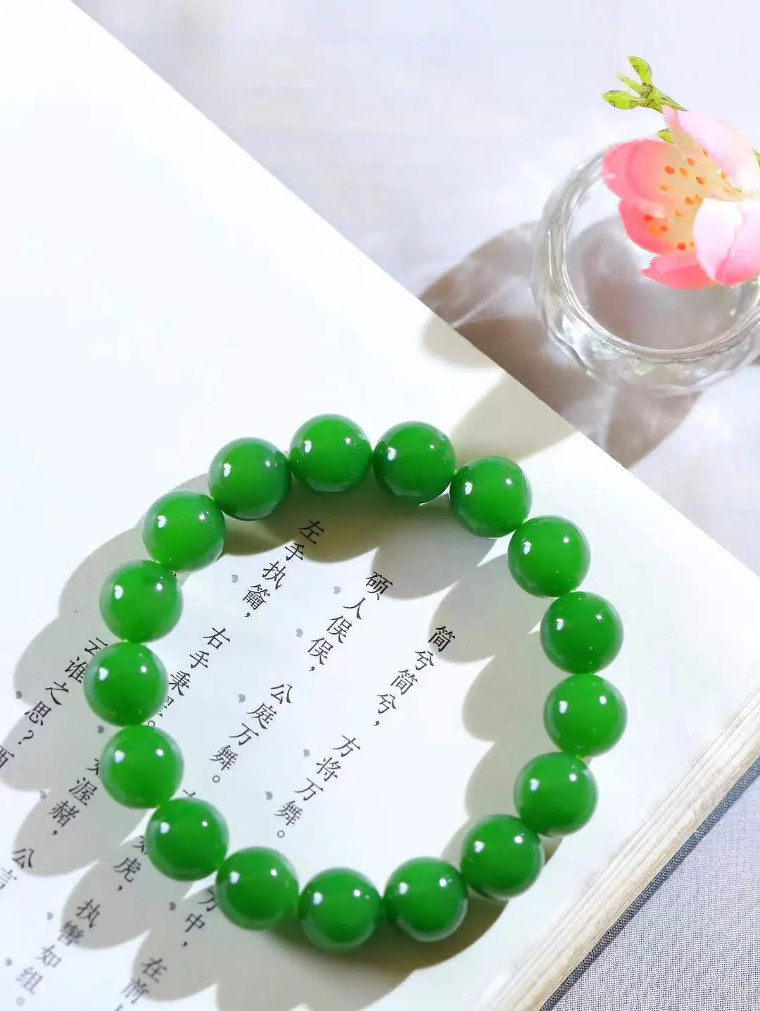【珠圆玉润.手串】

收藏级和田玉碧玉珠圆玉润手串 玉质温润细腻  整串打磨圆润，佩戴舒适。珠珠落玉盘，间关莺语花底滑，一生美好时光，无论身在何处，都有它相伴相守。事事顺遂，幸福美满，吉祥如意。重46.7克   尺寸取一12mm   FDL-691152300