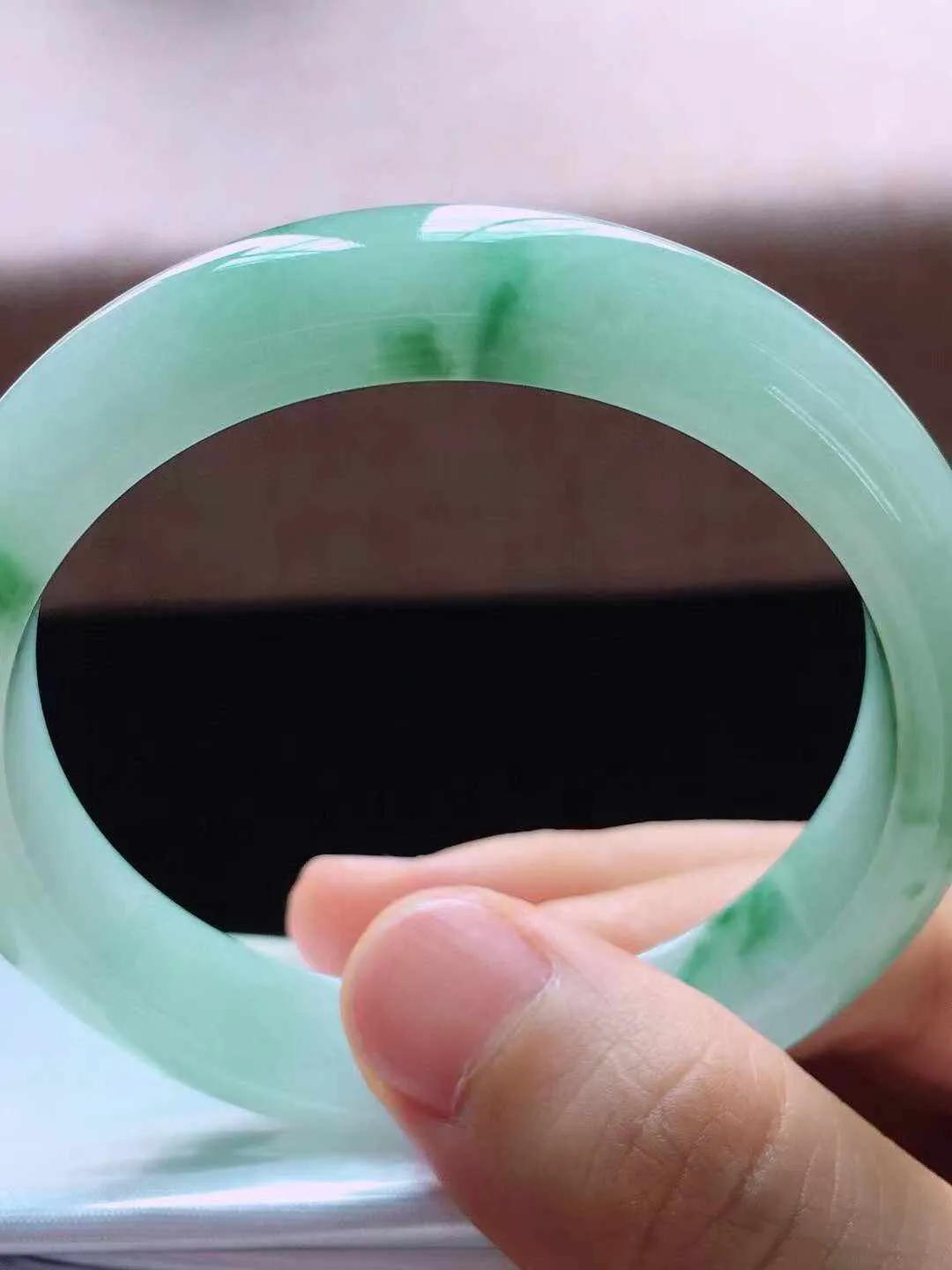 【翡翠名称】老种冰飘花53正圈口翡翠手镯
【翡翠尺寸】53*11.5*7mm适合52-54正圈口佩戴
【翡翠描述】缅甸天然翡翠A货，种老水足，玉质细腻，色泽靓丽，性价比高，佩戴效果好！