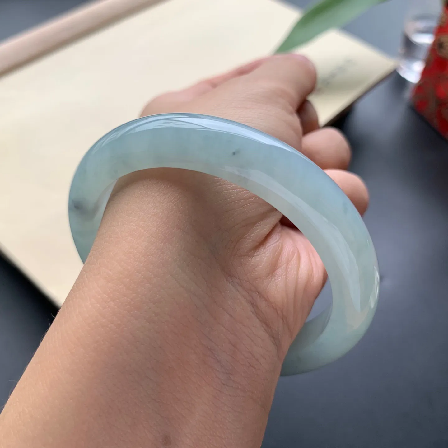 54.8圈口冰底色正圈手镯 尺寸：54.8-10.5-7.8，无纹裂，水润光滑，色泽亮丽