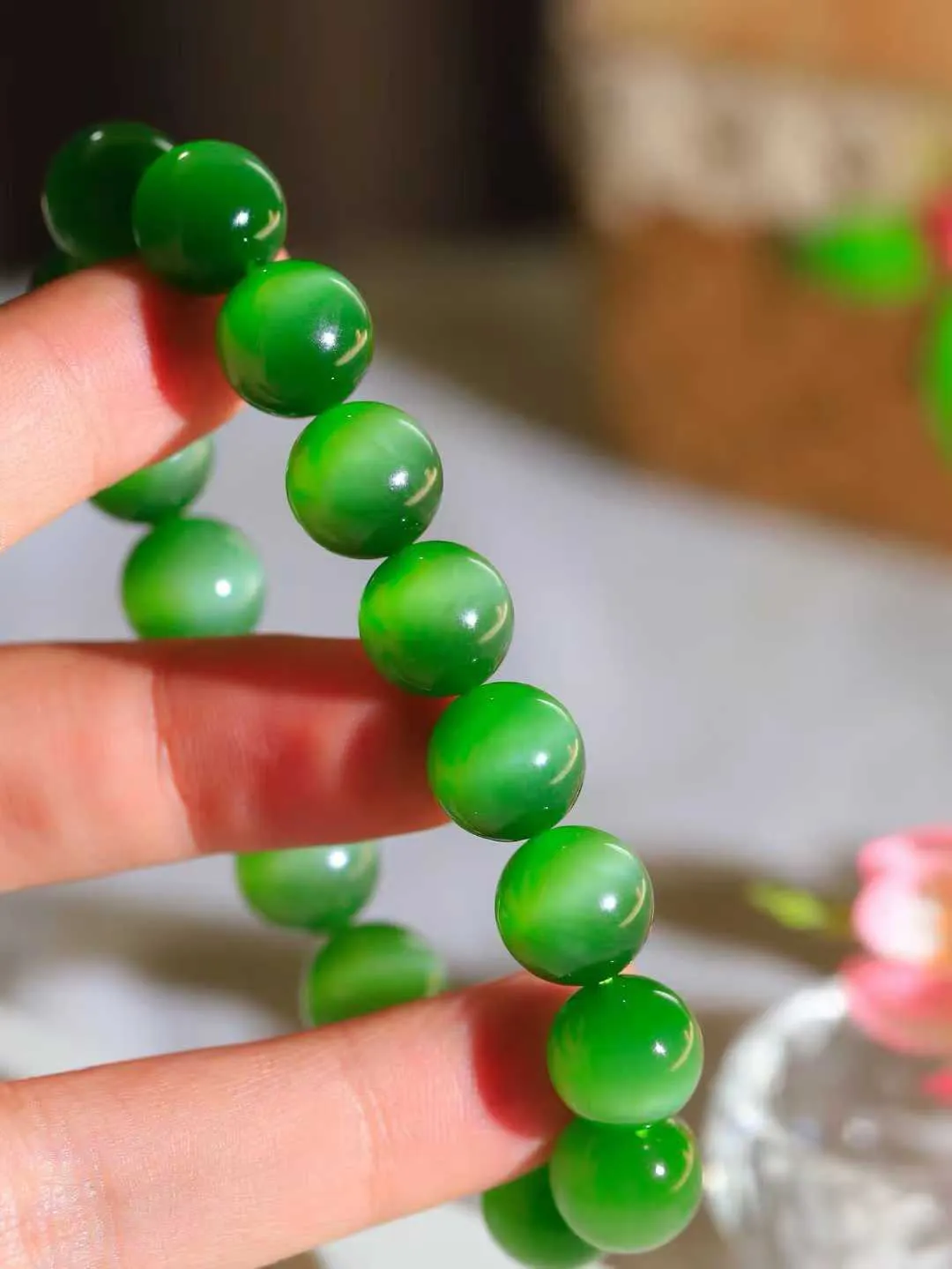 （猫眼手串）

收藏级臻品和田玉碧玉猫眼圆珠手串 质地温润灵动 猫眼儿般的光中，有波光潋滟，也有梦幻清韵。行走于市井的喧嚣，相顾不言，便得清欢。重47克 尺寸取一12mmFDA-231151653