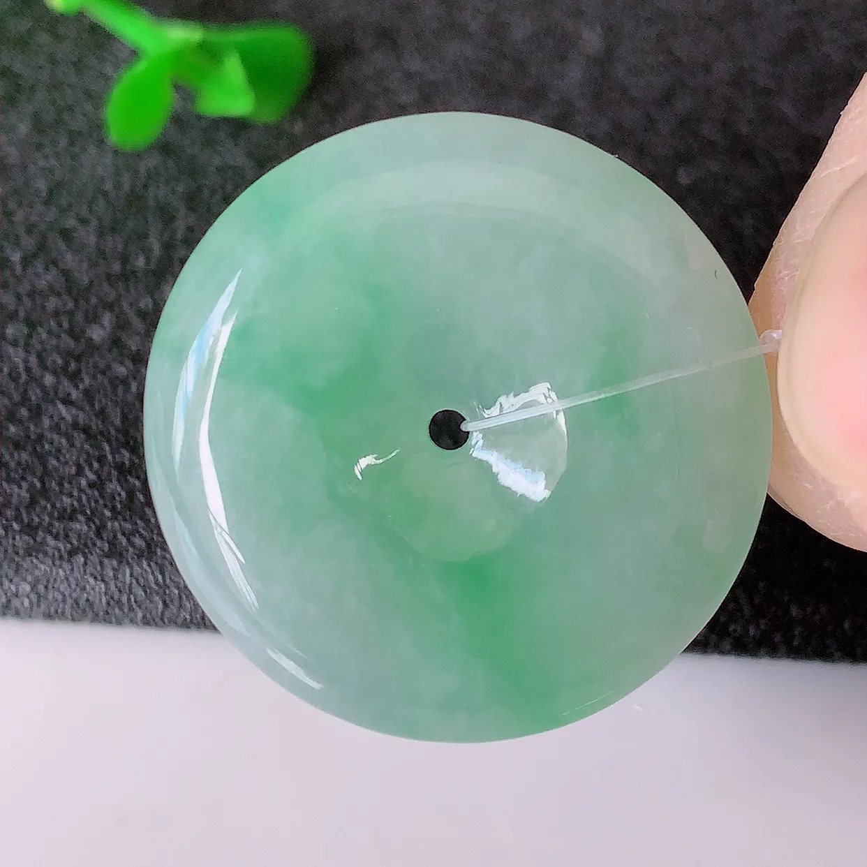 自然光实拍，冰飘绿翡翠平安扣吊坠，玉扣，平安是福；很美的料子，平安扣佩戴优雅迷人！#49.22