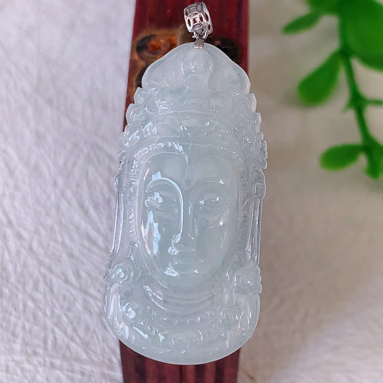 18K金镶嵌冰种翡翠观音菩萨头吊坠，赐福翡翠观音，观音面相端庄，品相佳， 佩戴气质！#57.20