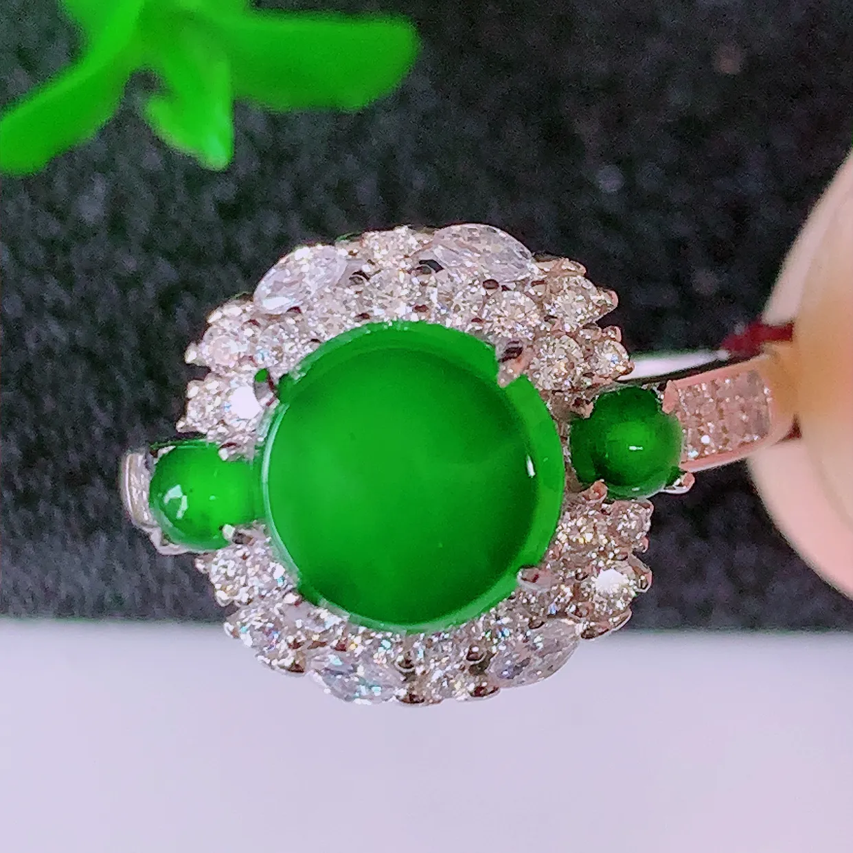 冰透满绿翡翠925银镶嵌戒指，自然光实拍，翠色灵动，颜色漂亮，种老水足，品相佳，佩戴佳品！#97.20（圈口可调大小）整体25.5*17.2-6.8 裸石8*8