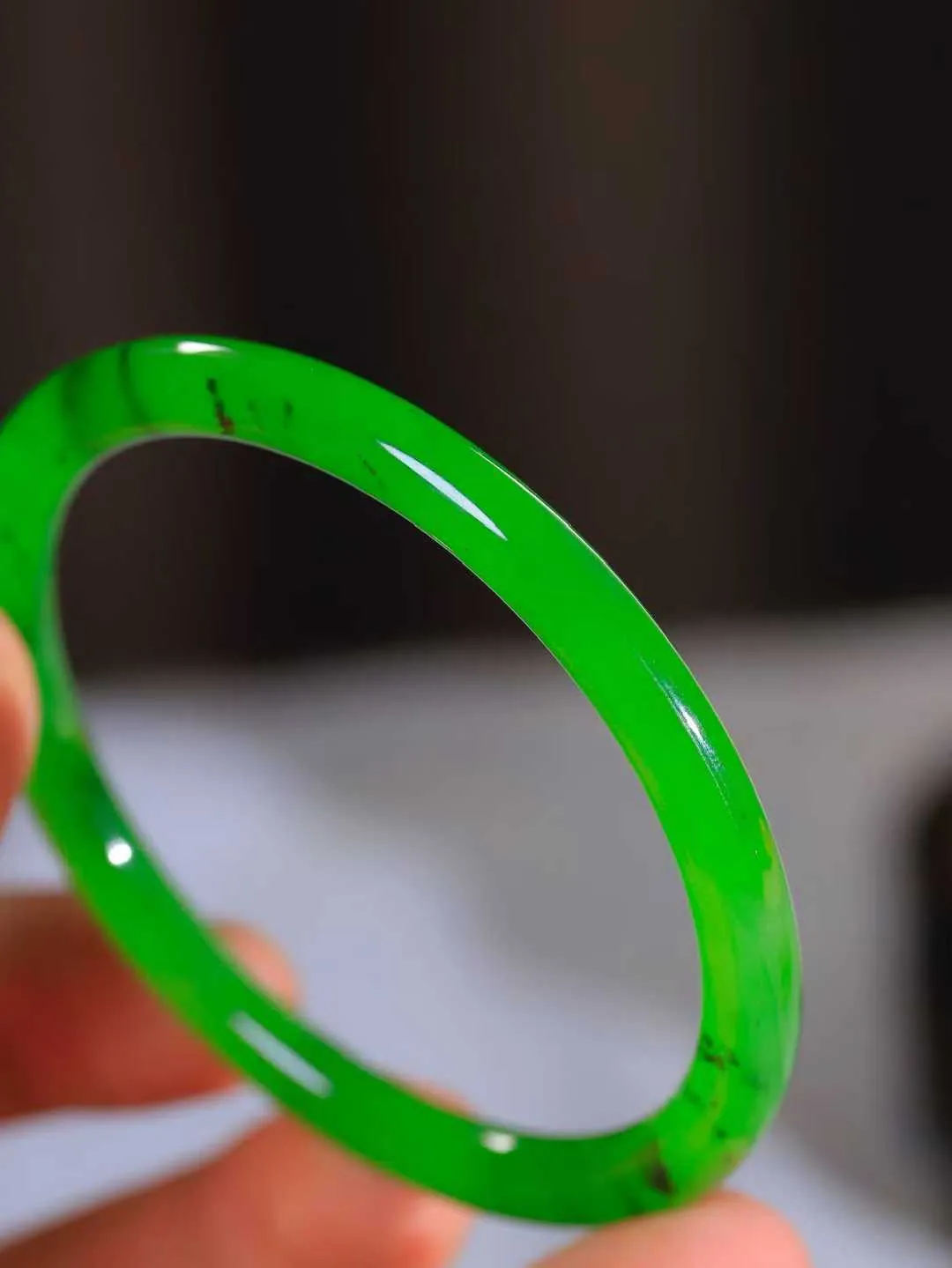 【温润如心.镯】

精品️和田玉碧玉手镯，精选上等碧玉料，色泽清透，质地细腻。佩戴它，感受千年玉文化的温润与优雅，愿它为您带来平安与幸福。重17.3克  尺寸55-5.5-6.3mm  101101611A