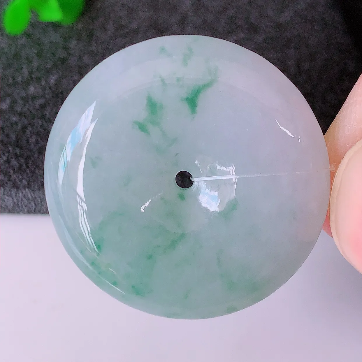 自然光实拍，冰胶飘花翡翠平安扣吊坠，玉扣，平安是福；很美的料子，平安扣佩戴优雅迷人！#49.22