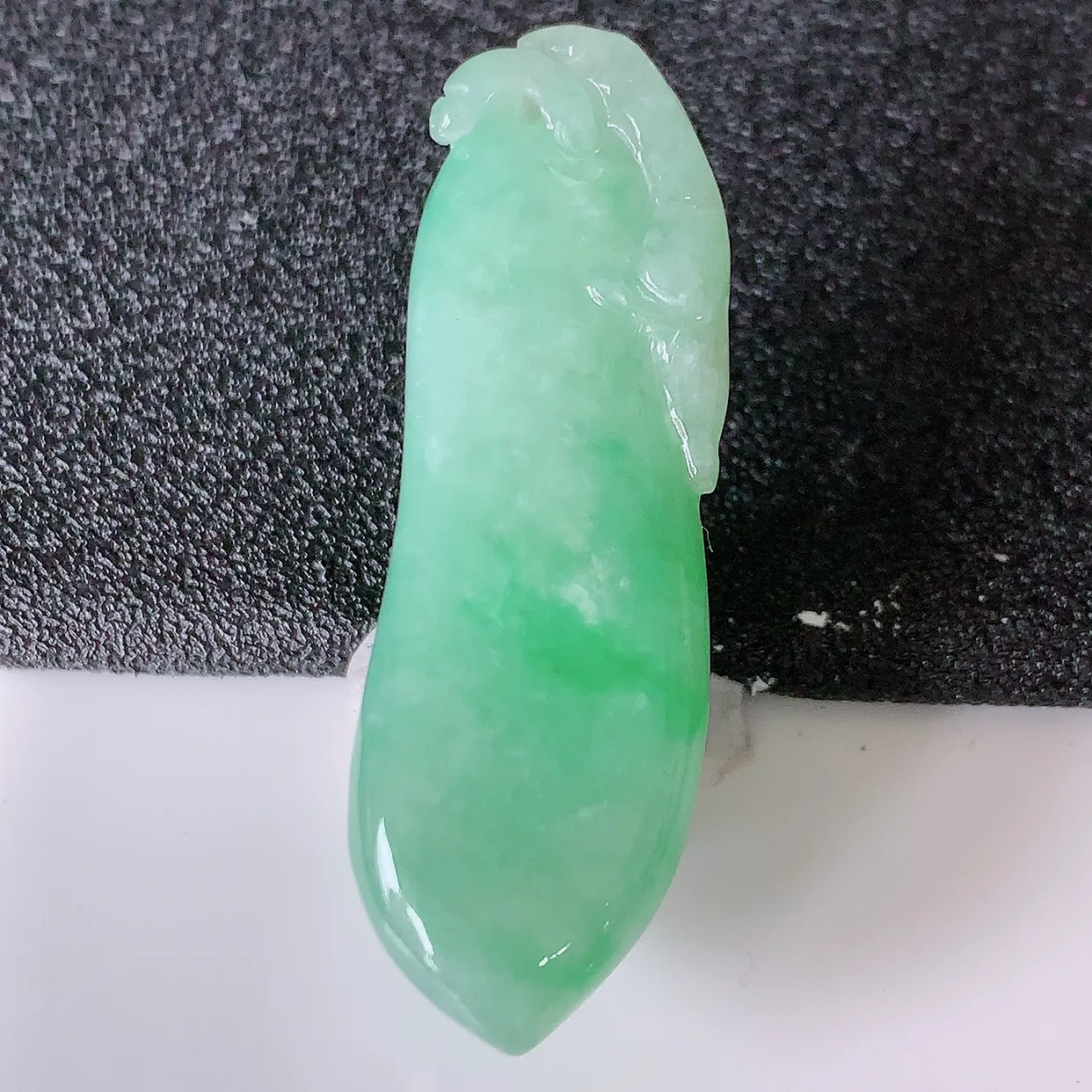 自然光实拍，水润飘绿翡翠招财福瓜吊坠，精美饱满福瓜，种水足，形态圆润饱满，福相十足 ！#05.22