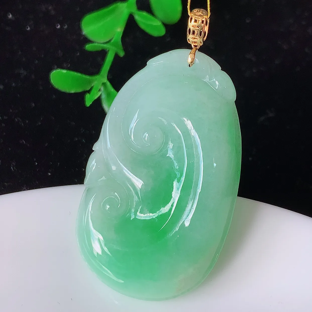 18K金镶嵌飘绿翡翠如意吊坠，简单的镶嵌设计、让玉坠百搭又精致，寓意着吉祥，事事如意！#35.22整