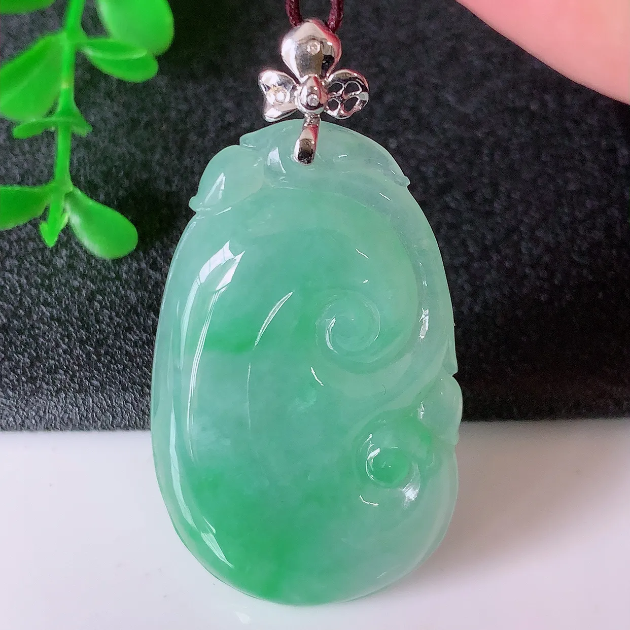 自然光实拍，18k金镶嵌冰飘绿翡翠如意吊坠，寓意顺心如意，事事如意，吉祥如意，细腻饱满，色泽鲜艳，称