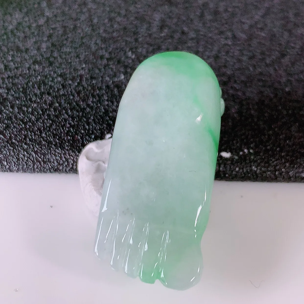 自然光实拍，冰润飘绿翡翠知足常乐吊坠，翠色灵动，种老水足，寓意好，品相佳， 佩戴佳品！#87.20