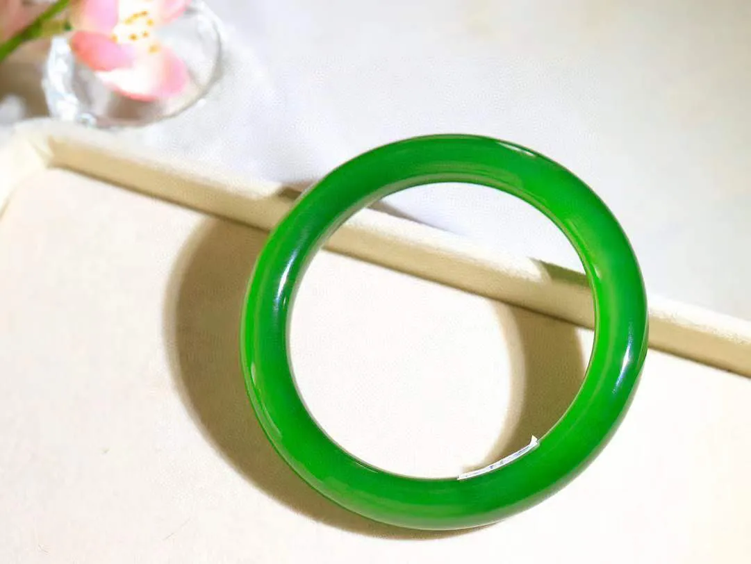 【诗情画意.手镯】

典藏级臻品️和田玉碧玉手镯   细腻油脂,手感润滑。意韵飘渺，温雅细腻，工艺精湛，️氤氲诗意的美跃然于手腕之间，给人以出尘的风雅，优美脱俗，气质非凡。重46.5克 内径56mm尺寸9.8-9.4mm  221102400A