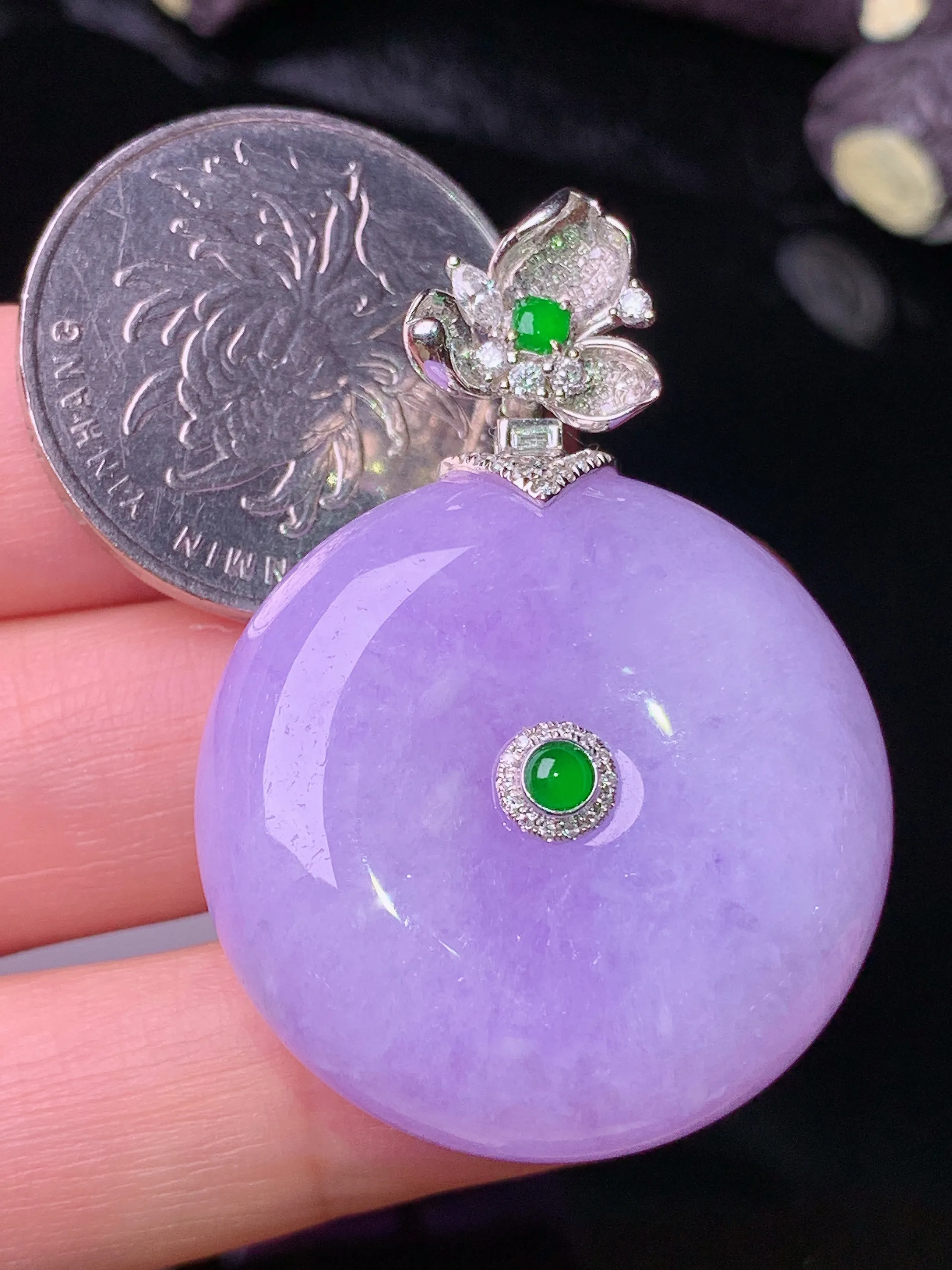 18k金钻镶嵌紫罗兰平安扣吊坠 玉质细腻 色泽清新艳丽 整体尺寸42*30*11.6