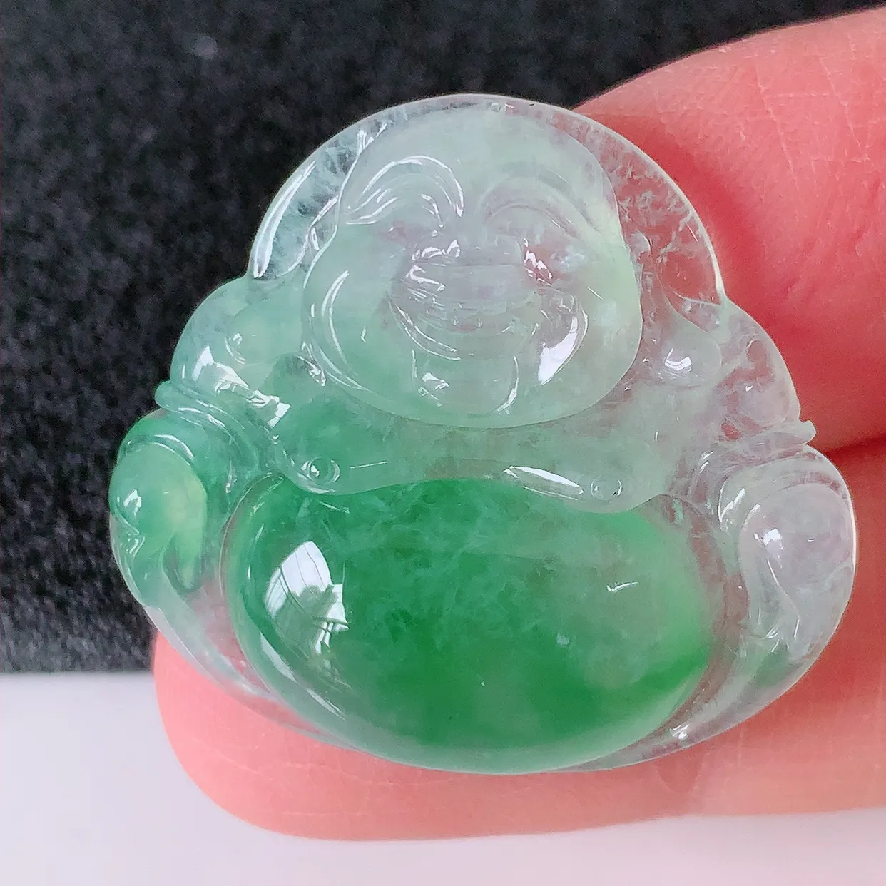 自然光实拍，冰种飘绿翡翠佛公吊坠，饱满， 佛公亦保平安，寓意有福（佛公）相伴，配戴优雅迷人！#02.22