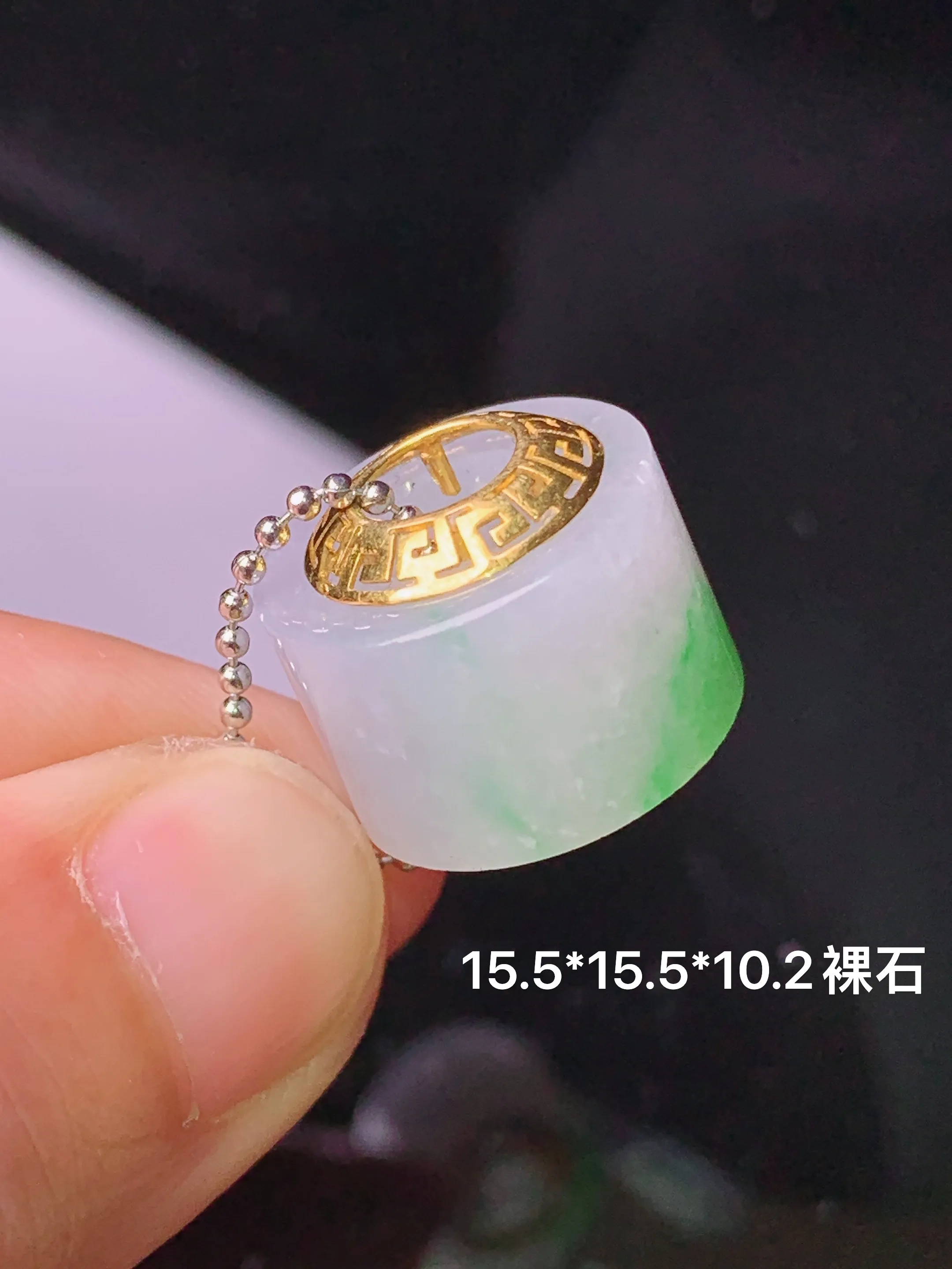 18k金镶嵌飘绿路路通吊坠 玉质细腻 色泽清新艳丽 裸石尺寸15.5*10.2