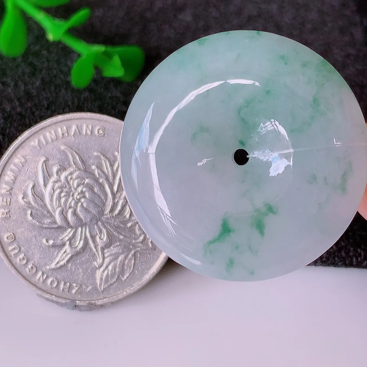 自然光实拍，冰胶飘花翡翠平安扣吊坠，玉扣，平安是福；很美的料子，平安扣佩戴优雅迷人！#49.22