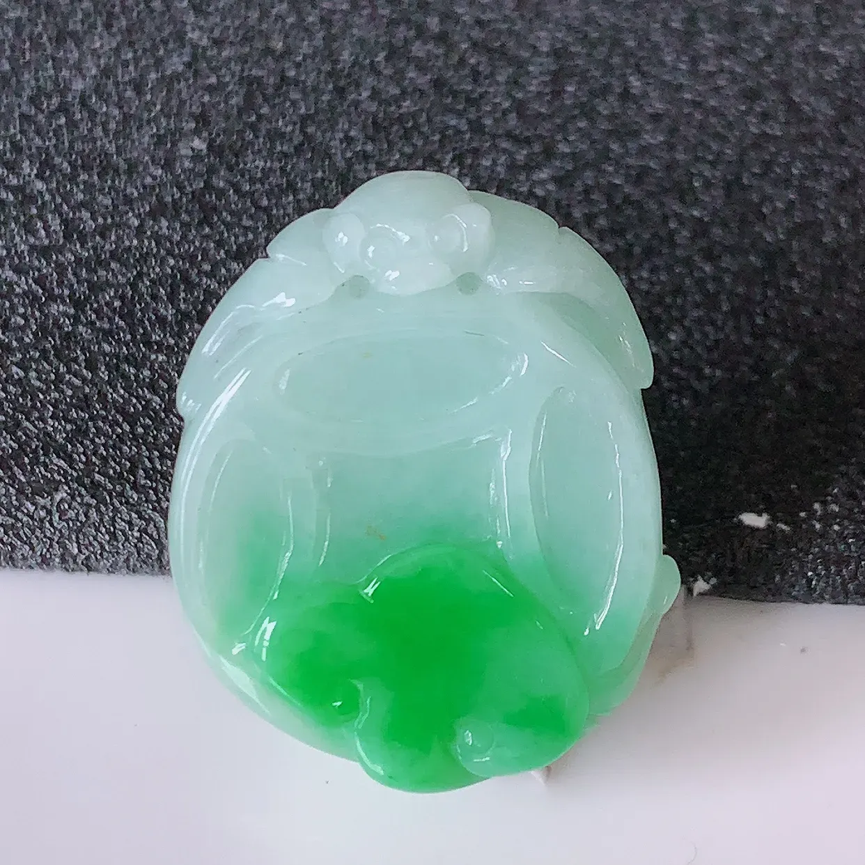 自然光实拍，水润飘绿翡翠招财铜钱吊坠，翠色灵动，玉质细腻，颜色漂亮，品相佳，佩戴佳品！#0522
