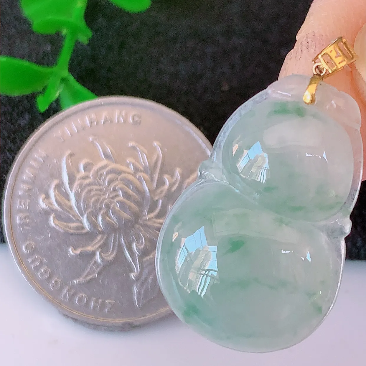 18K金镶嵌冰种飘花葫芦翡翠吊坠，葫芦寓意福禄双全，财源滚滚，佩戴效果优雅迷人！#49.20