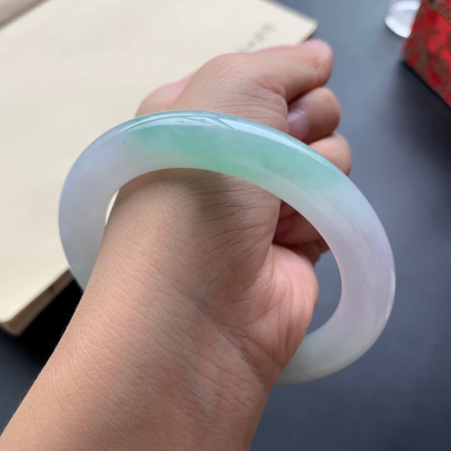 57圈口飘绿圆条手镯 尺寸：57-10.2-10.8，无纹裂，细腻釉洁，色泽靓丽