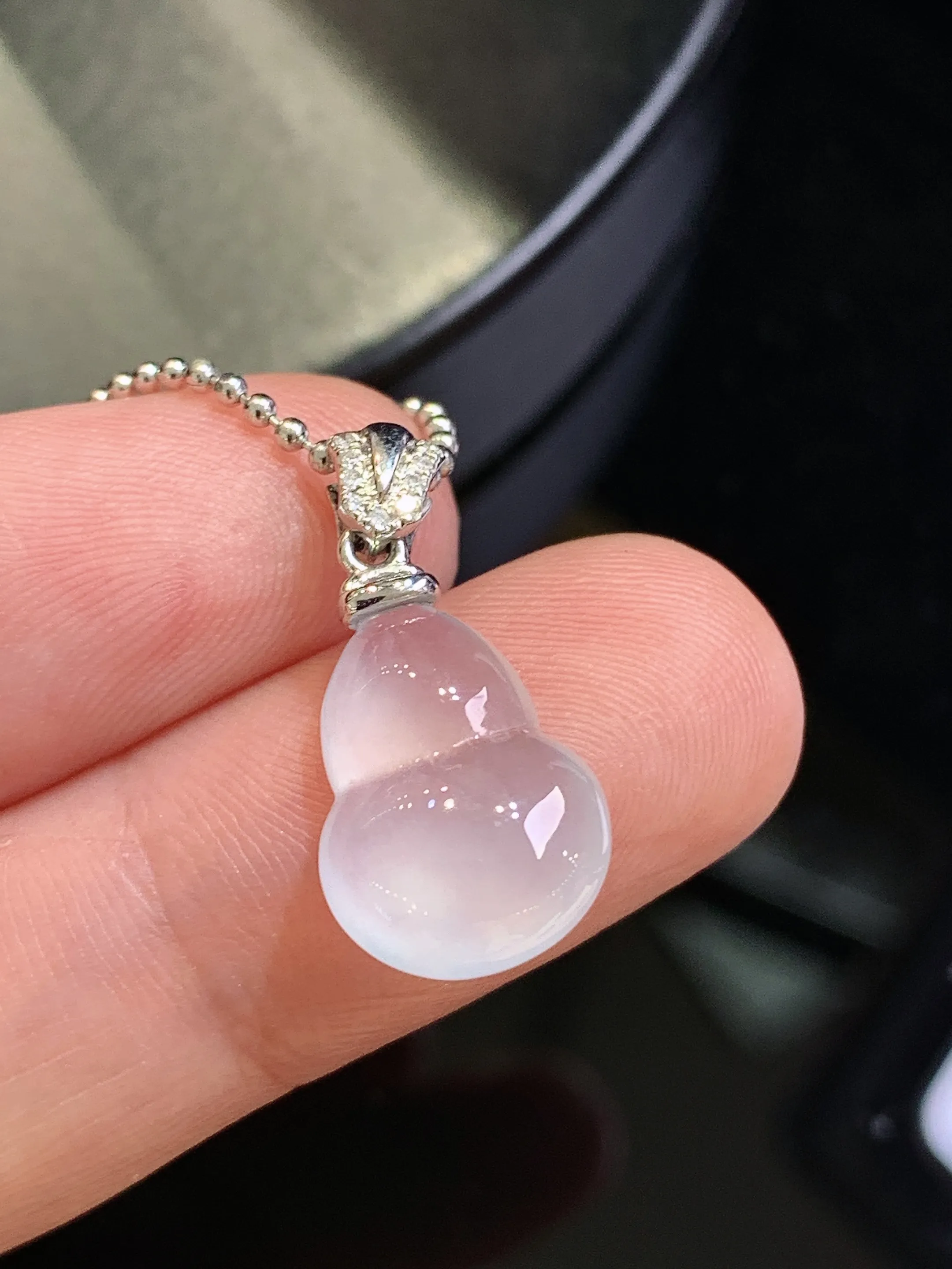 18k金钻镶嵌冰种葫芦吊坠 玉质细腻 色泽清新艳丽 整体尺寸19.8*9.8*4.5