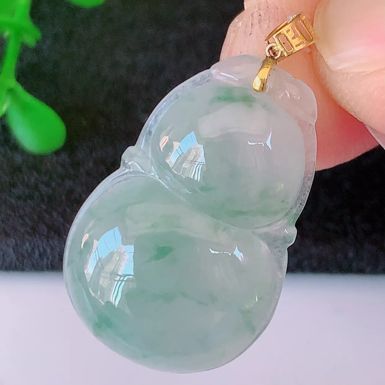 18K金镶嵌冰种飘花葫芦翡翠吊坠，葫芦寓意福禄双全，财源滚滚，佩戴效果优雅迷人！#49.20