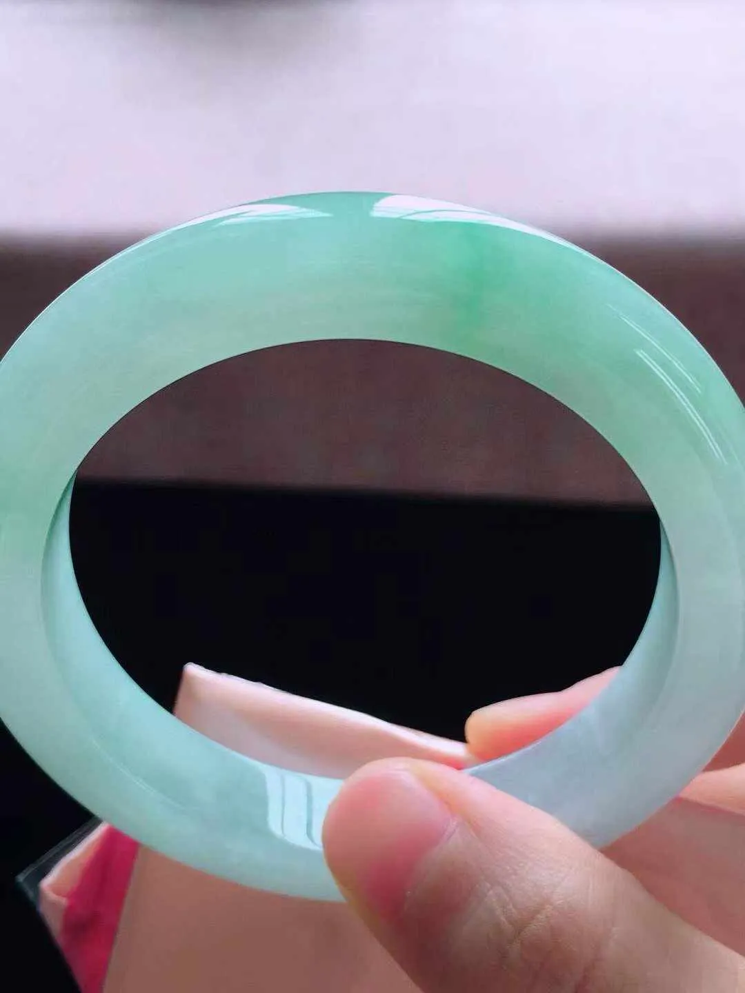 【翡翠名称】老种飘绿花54.8正圈口翡翠手镯
【翡翠尺寸】54.8*11.3*9.5mm适合53.8-56正圈口佩戴
【翡翠描述】缅甸天然翡翠A货，种老水足，玉质细腻，色泽靓丽，性价比高，佩戴效果好！