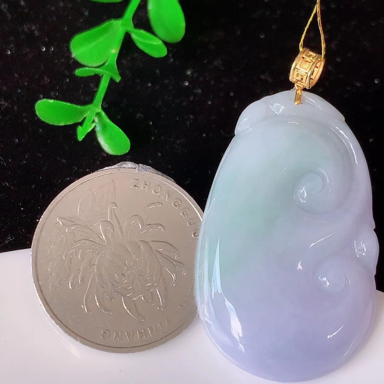 18K金镶嵌春带彩翡翠如意吊坠，简单的镶嵌设计、让玉坠百搭又精致，寓意着吉祥，事事如意！#35.22整体44.5裸石39*23.5-5.5