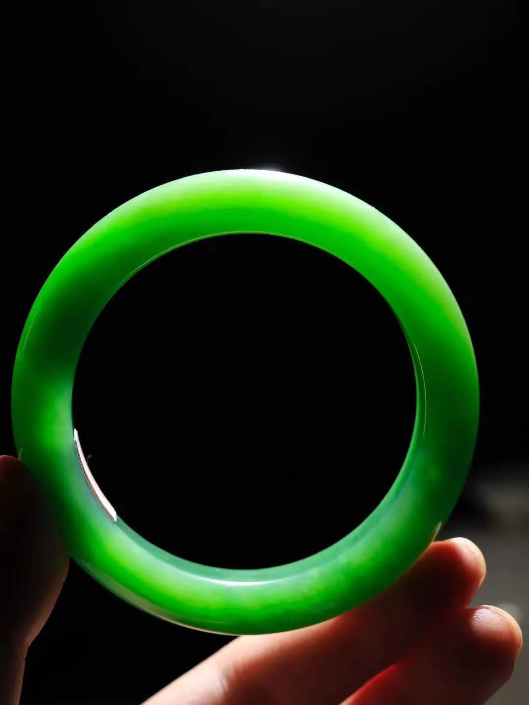 【碧波流转·手镯】

典藏级臻品️和田玉碧玉微猫眼手镯，玉质细腻温润，手感舒适，️线条流畅，简约大气，美自天成，佩戴于腕间，婉约之美，举手投足间透出那份低调奢华，醉人心扉。
重73.9克 内径圈口58mm尺寸10.2-13.7mm  FDA-131102408