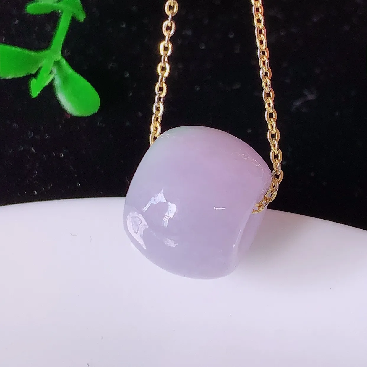 自然光实拍，冰润紫罗兰翡翠路路通吊坠，寓意时来运转、财源滚滚，款式新颖时尚，日常百搭的款！配图银链#