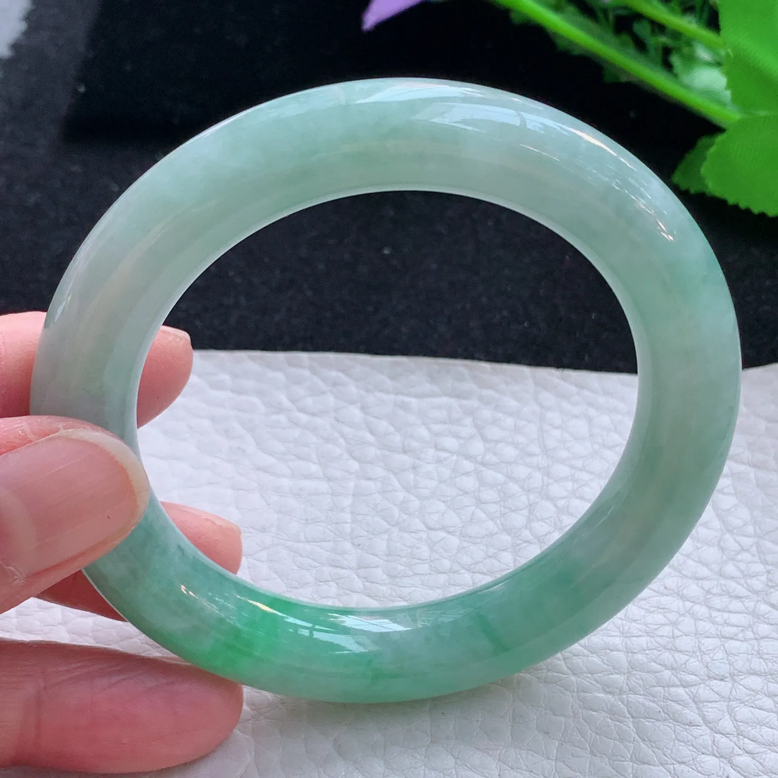 z自然光55*10.8美人镯 缅甸翡翠a货玉手镯清新飘绿圆条玉手环 平安镯