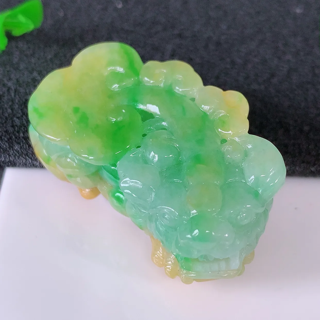 自然光实拍，特色冰润黄加绿翡翠招财貔貅吊坠，民间有“一摸 貔貅运程旺盛，再摸貔貅财运滚滚，三摸貔貅平步青云 ”的美好祝愿。#97.20
