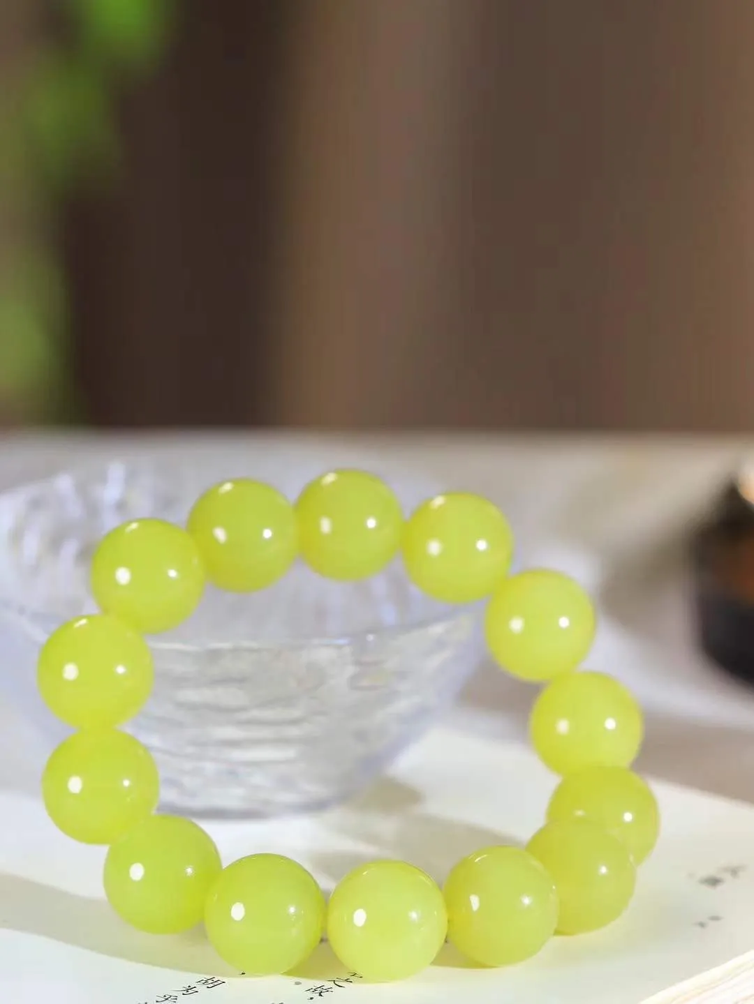 【珠圆玉润.手串】

收藏级臻品️和田玉黄口珠圆玉润手串 玉质温润细腻  整串打磨圆润，佩戴舒适。珠珠落玉盘，间关莺语花底滑，一生美好时光，无论身在何处，都有它相伴相守。事事顺遂，幸福美满，吉祥如意。重90.8克 尺寸取一16.1mm  FDA-221102433