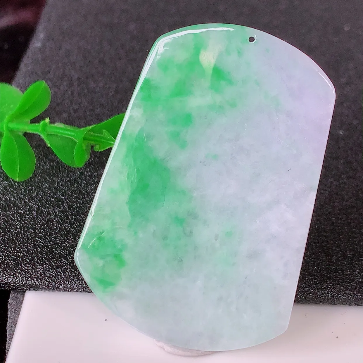 自然光实拍，冰润飘绿翡翠平安无事牌吊坠，平平安安，无事牌翠色灵动， 佩戴平安时尚！#87.20