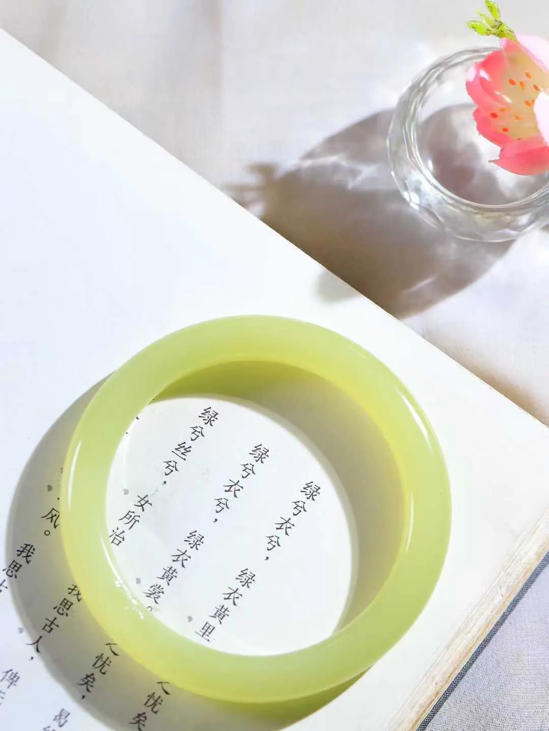 [温润如玉.手镯]

精品和田玉黄口手镯。玉质温润细腻 油性十足 手感舒适，高华雅逸，线条流畅，简约大气，美自天成，素雅高贵。佩戴于腕间，婉约之美，举手投足间透出那份低调奢华。重38.6克 内径56.5mm尺寸8.8-9mm FDA-121101600