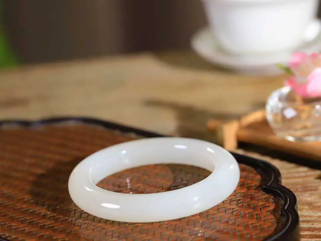 （一见钟情.手镯）

精品️和田玉双色手镯，玉质温和莹润，精光内蕴，手感舒适。整器简约，打磨光洁