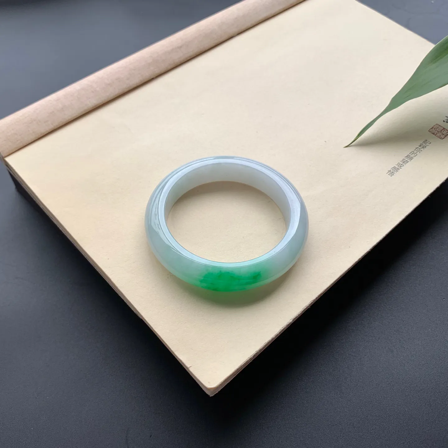 54.8圈口飘阳绿正圈手镯 尺寸：54.8-13-9，无纹裂，细腻光滑，优美迷人