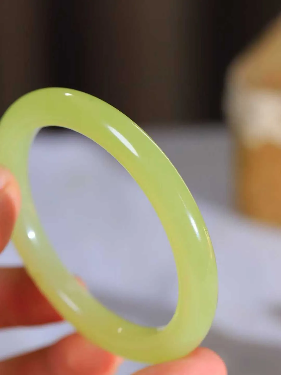 [温润如玉.手镯]

精品和田玉黄口手镯。玉质温润细腻 油性十足 手感舒适，高华雅逸，线条流畅，简约大气，美自天成，素雅高贵。佩戴于腕间，婉约之美，举手投足间透出那份低调奢华。重38.6克 内径56.5mm尺寸8.8-9mm FDA-121101600