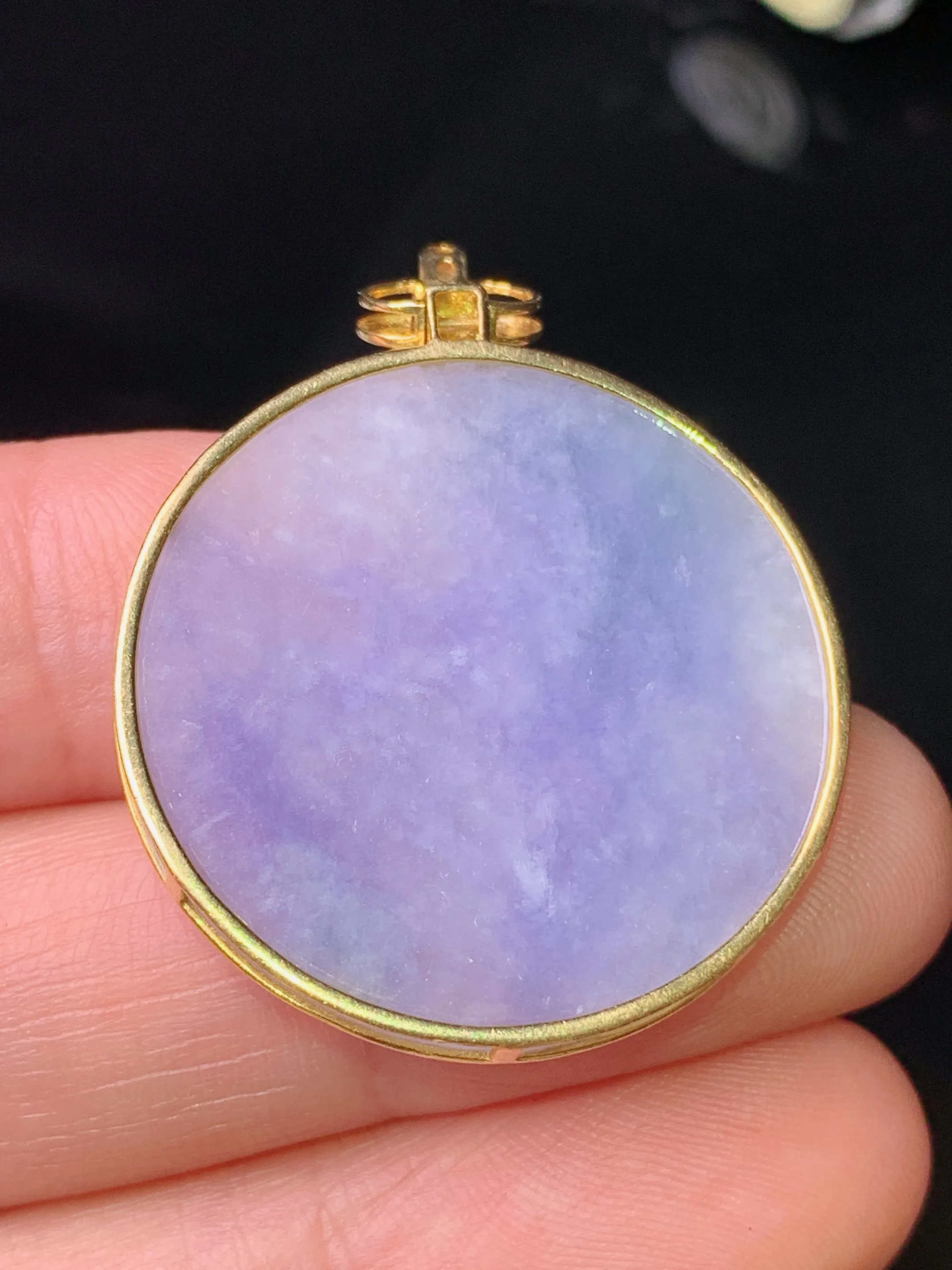 18k金镶嵌紫罗兰圆牌吊坠 玉质细腻 色泽清新艳丽 整体尺寸36.5*27*2.5