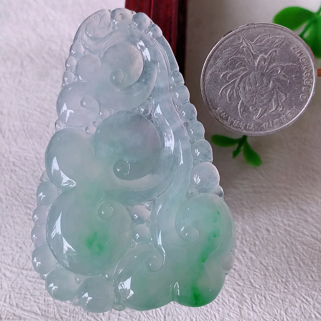 自然光实拍，大件冰飘绿翡翠如意吊坠，玉坠百搭又精致，寓意着吉祥，事事如意！#46.22