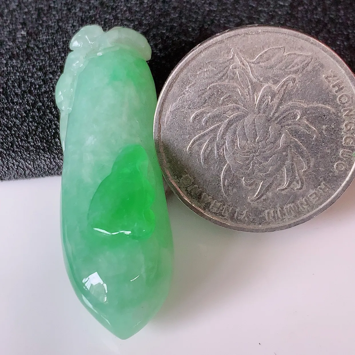 自然光实拍，水润飘绿翡翠招财福瓜吊坠，精美饱满福瓜，种水足，形态圆润饱满，福相十足 ！#05.22