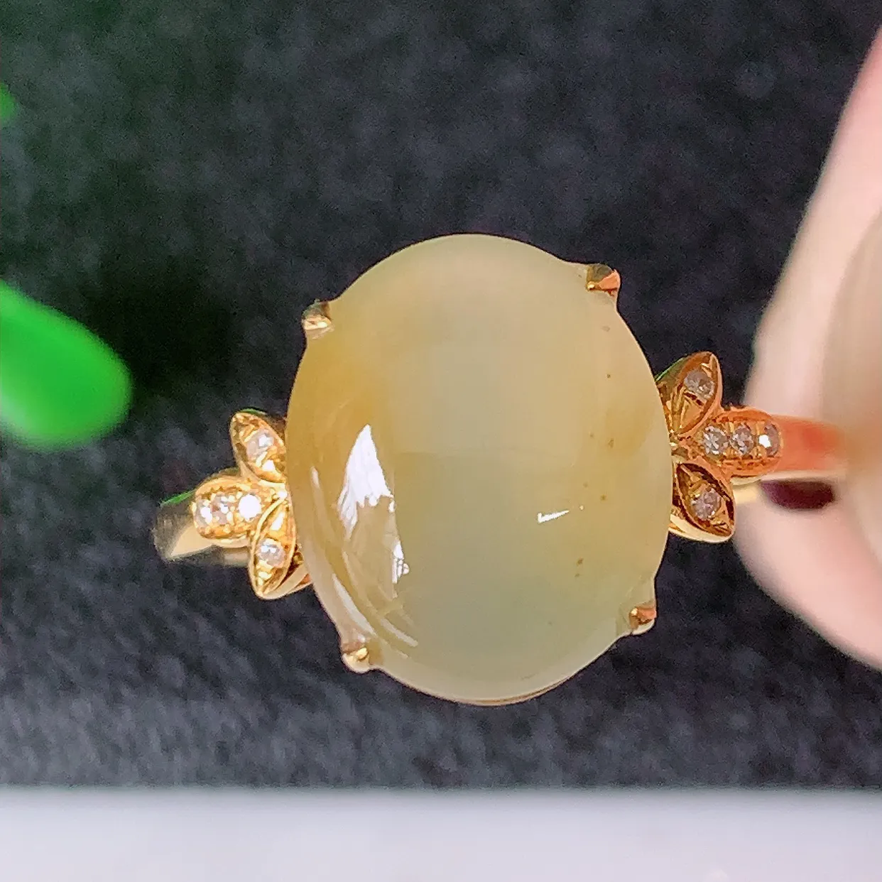 自然光实拍 18K金精工镶嵌冰种黄翡翡翠戒指，玉质细腻，翡翠色泽均匀，艳丽饱满，款式高贵大气，14圈口，上手亮眼，#83.22戒指整体16.8-23.5-6裸石11*9