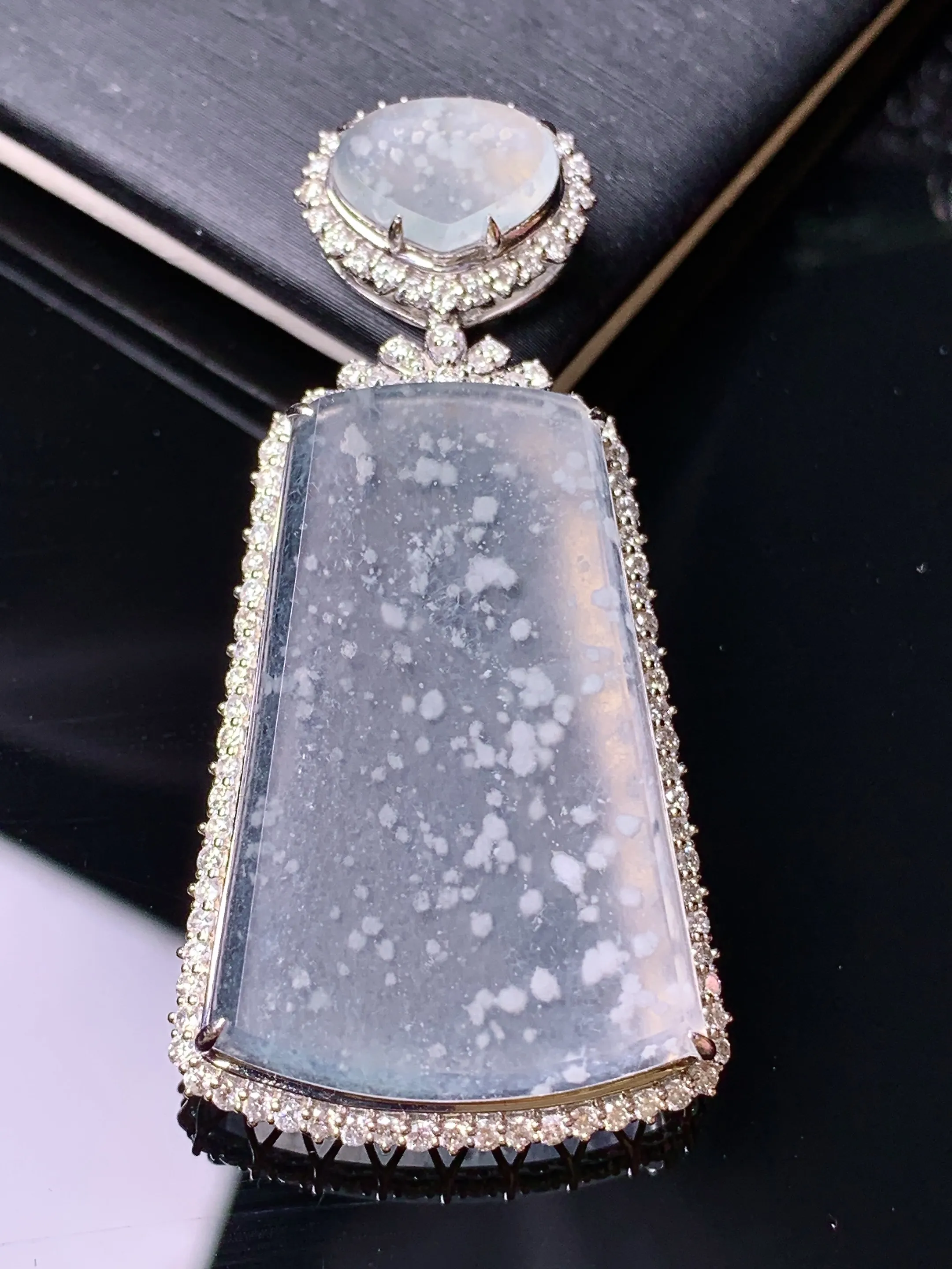 18k金钻镶嵌冰种木那料雪花棉无事牌吊坠 玉质细腻 色泽清新艳丽 整体尺寸50*24.2*8