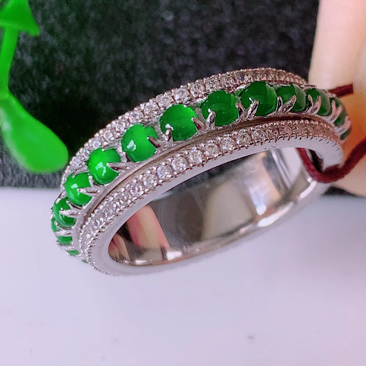 冰透满绿翡翠925银镶嵌时来运转戒指，自然光实拍，翠色灵动，颜色漂亮，种老水足，品相佳，佩戴佳品！#98.22整体17*5.8*3.2裸石2.2*2.2，14圈口