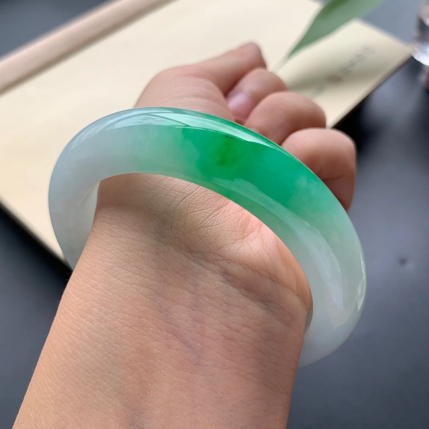 54.8圈口飘阳绿正圈手镯 尺寸：54.8-13-9，无纹裂，细腻光滑，优美迷人