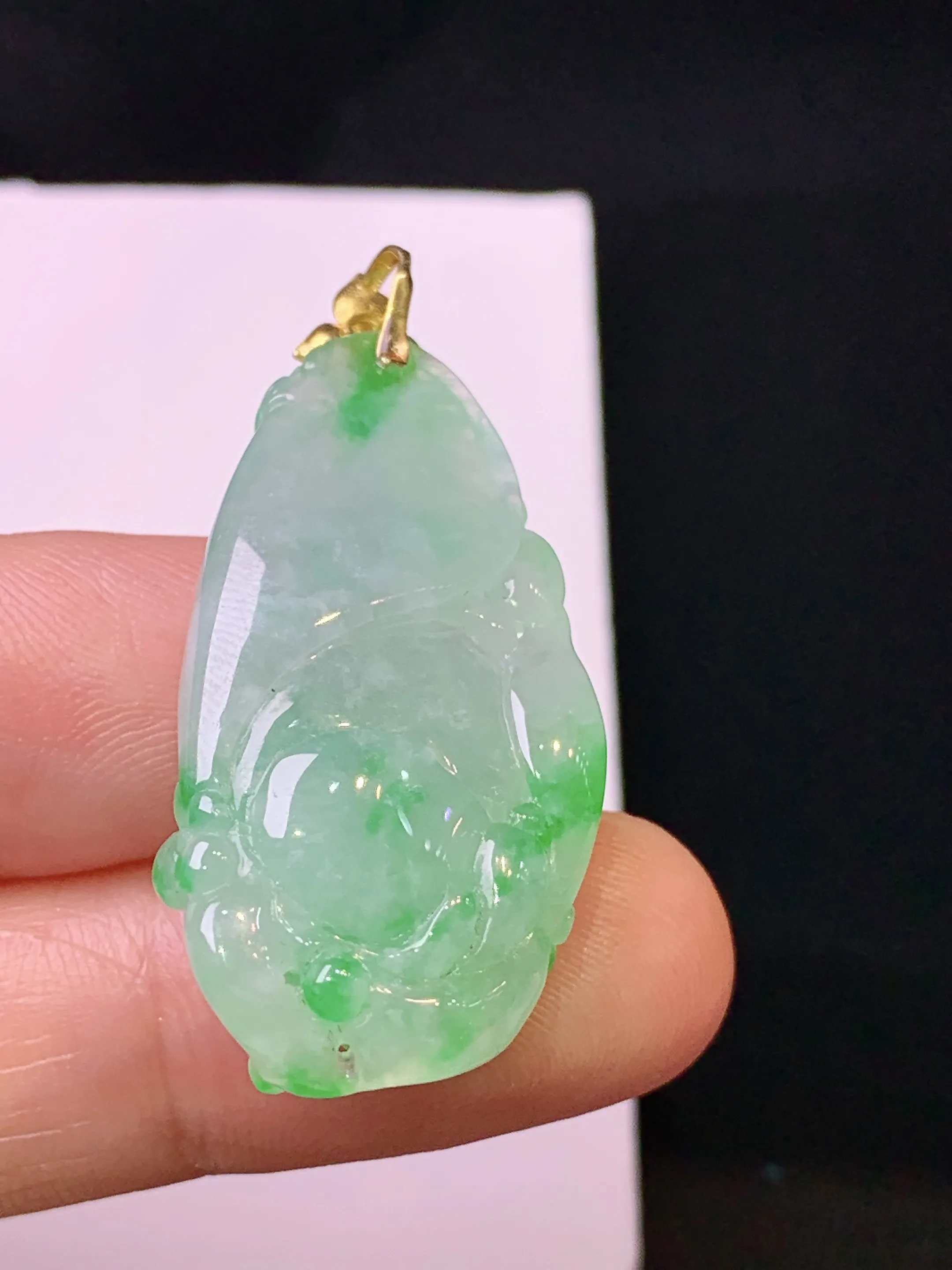 18k金镶嵌飘绿雕花件吊坠 玉质细腻 色泽清新艳丽 整体尺寸40*17.1*10