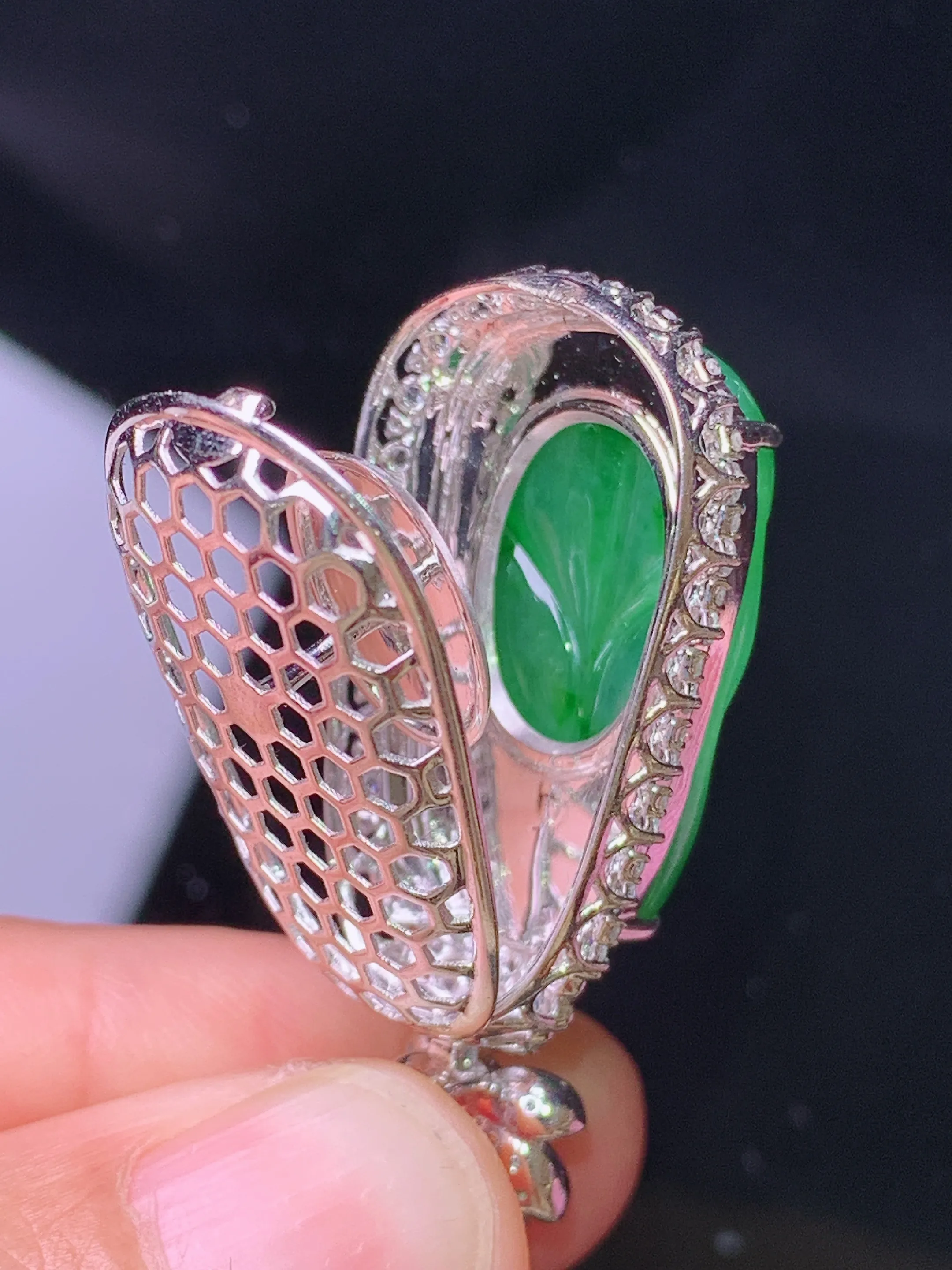 18k金钻镶嵌翠绿树叶吊坠 玉质细腻 色泽清新艳丽 整体尺寸38.3*17.8*10.8