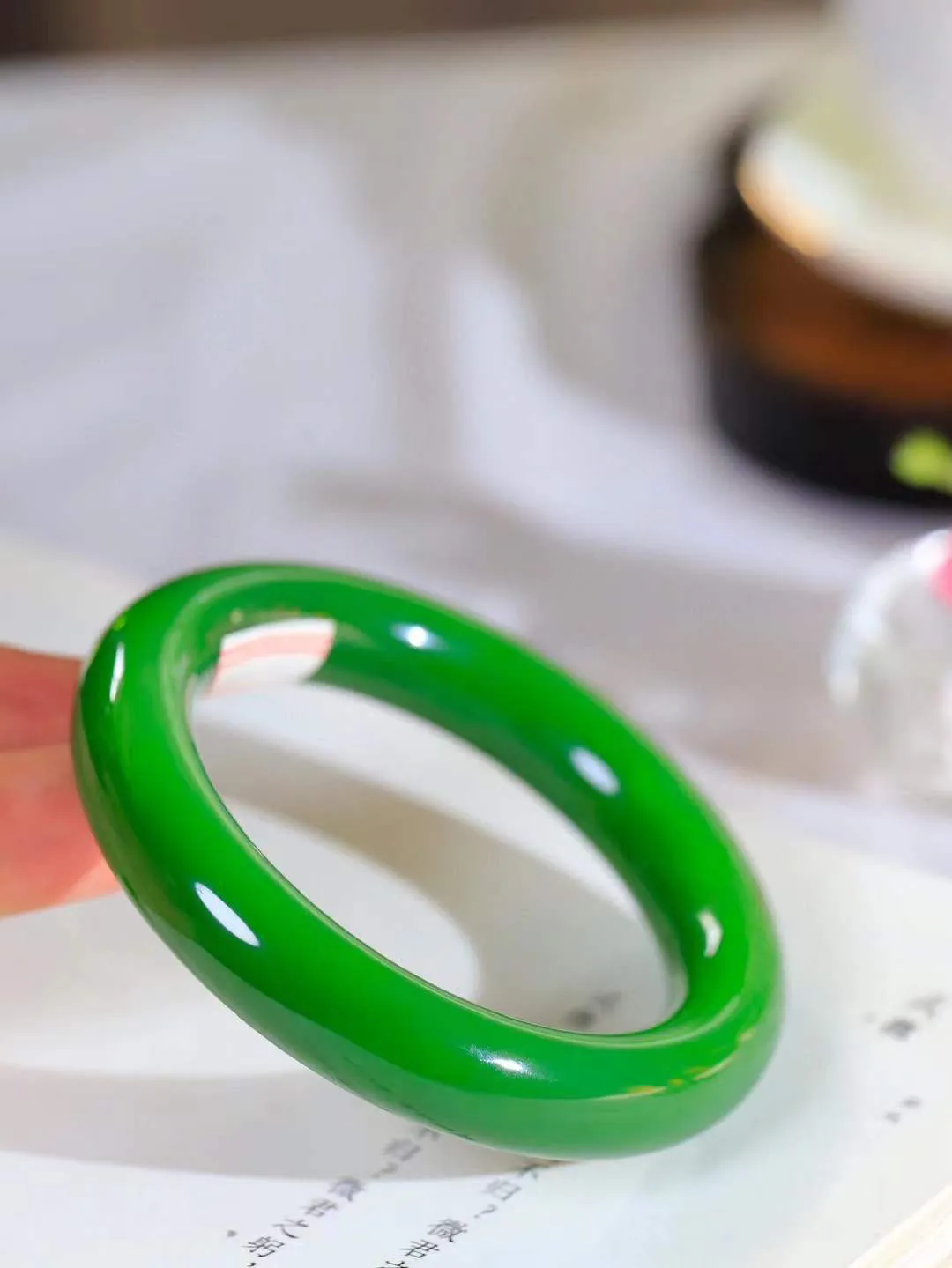 【悠悠芳华.镯】

典藏级臻品和田玉碧玉微猫眼手镯 玉质温润 青葱岁月，尽收腕中，婉转流畅，凝岁月悠长。盈一眸恬淡，挽一抹绿意。重73.8克 内径54mm尺寸11.5-12.8mm   861102455A