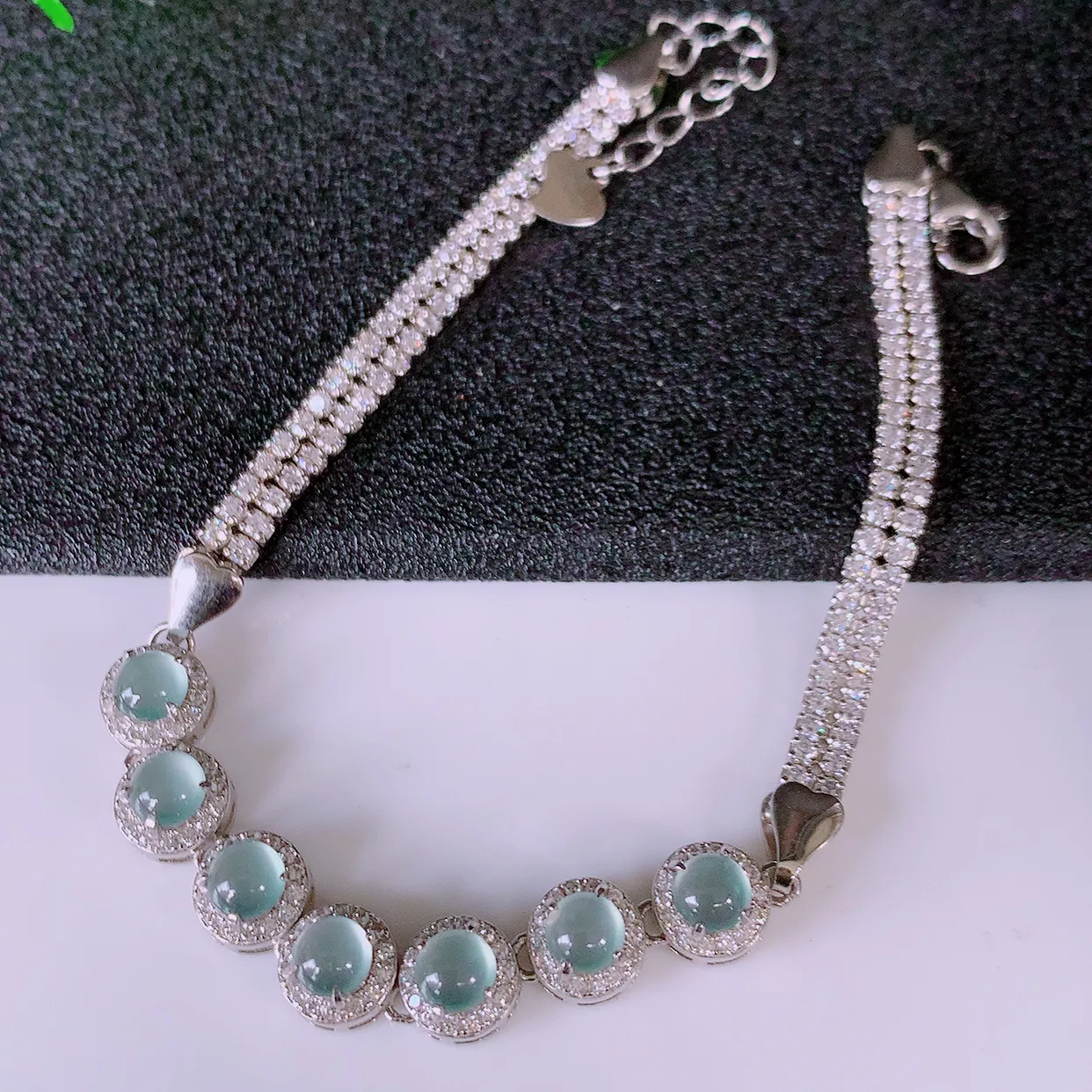 冰透翡翠925银镶嵌手链，自然光实拍，翠色灵动，颜色漂亮，种老水足，品相佳，佩戴佳品！#97.20取一整体6.5*6.5-5.5裸石. 4*4