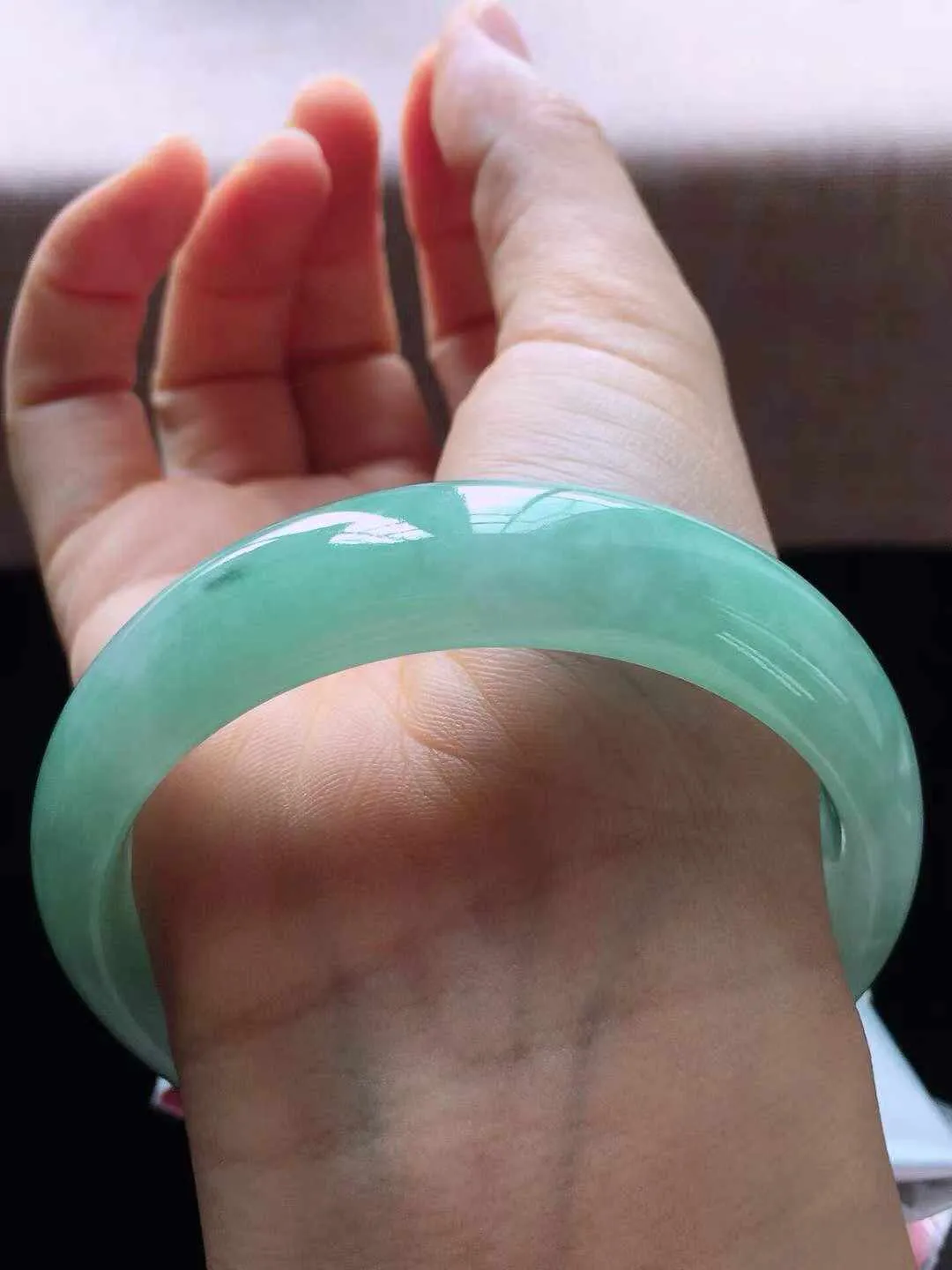 【翡翠名称】老种冰飘绿59.3正圈口翡翠手镯
【翡翠尺寸】59.3*15.8*7.5mm适合58-60.5正圈口佩戴
【翡翠描述】缅甸天然翡翠A货，种老水足，玉质细腻，色泽靓丽，性价比高，佩戴效果好！